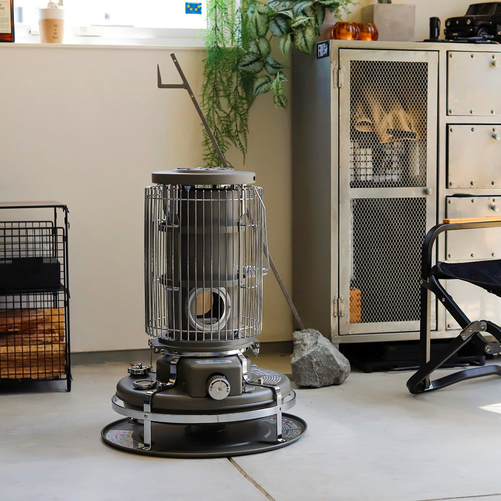 暖灰色 Aladdin Blue Flame Heater 放在金屬家具旁的室內情境