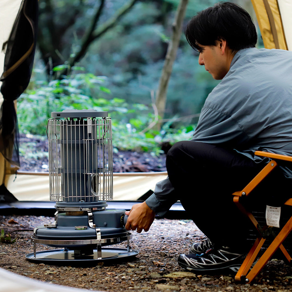 藍灰色 Aladdin Blue Flame Heater 在開放帳篷入口旁使用的官方情境照